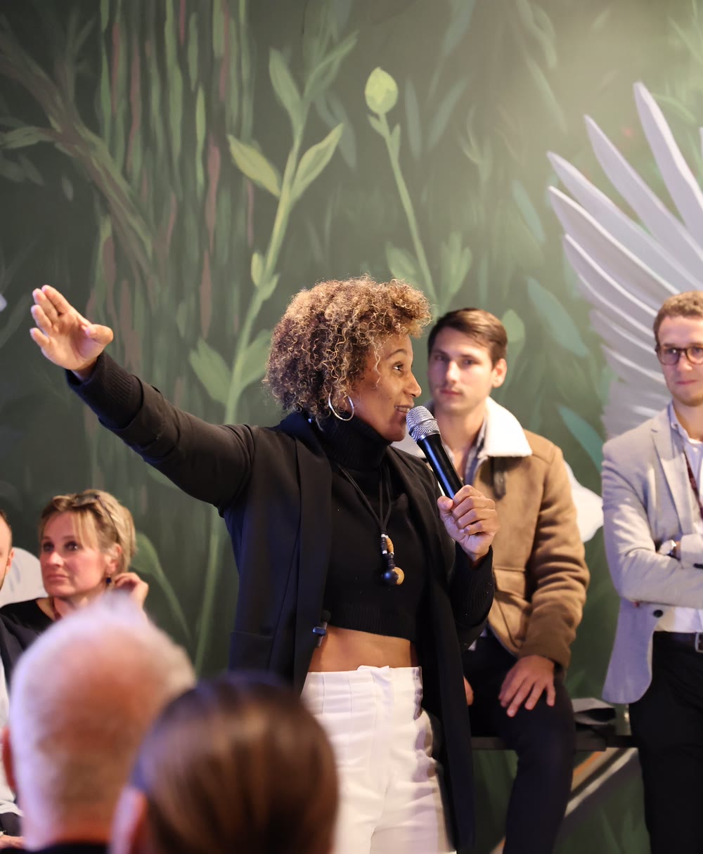 Asma Niang, double olympienne et psychopraticienne, lors d'une conférence
